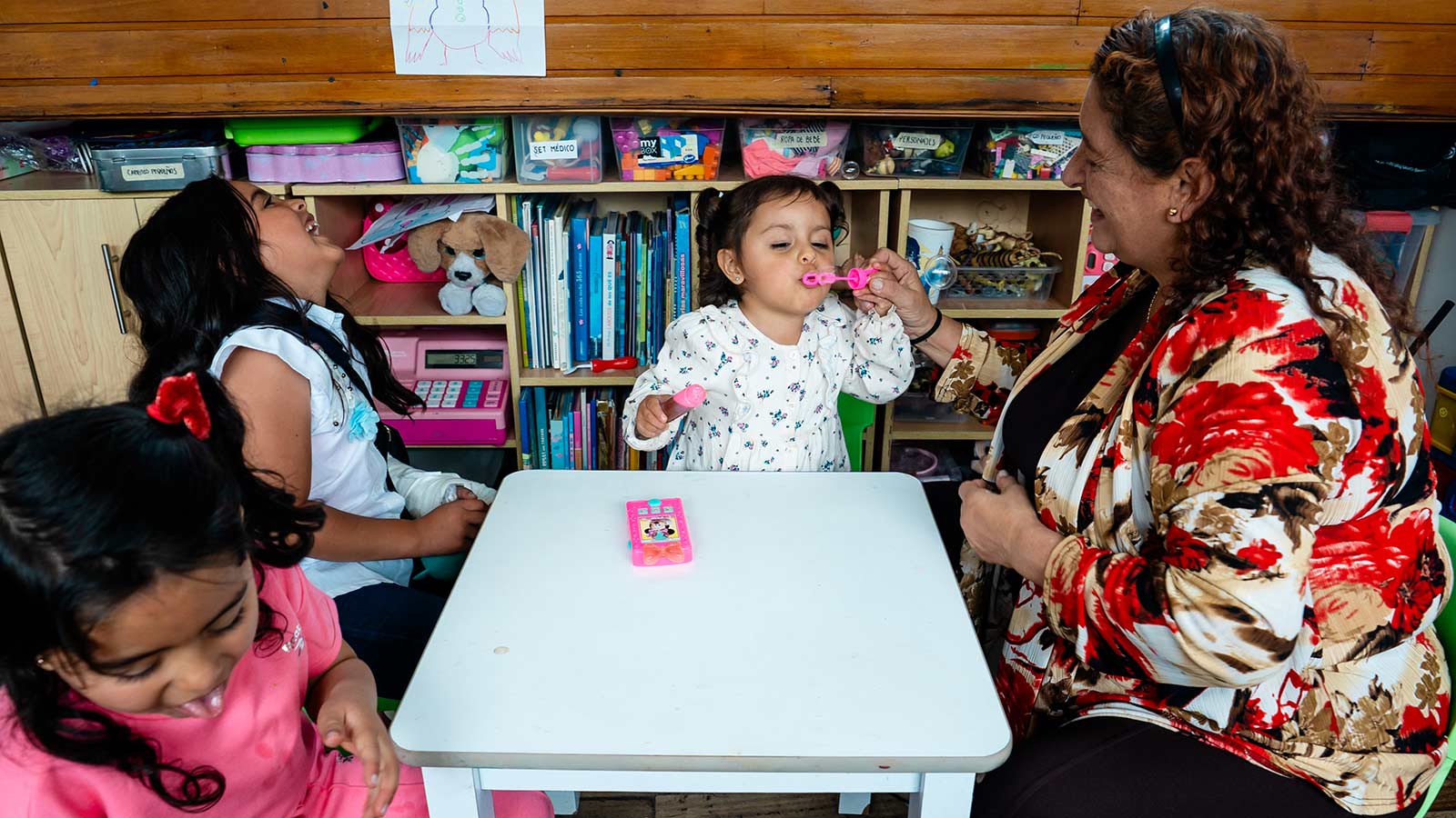 a family of four attends family therapy at La Casa de la Madre y el Niño